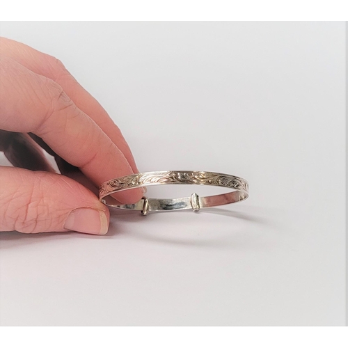 64 - AN IRISH SILVER CHILD’S BRACELET, decorated with an art nouveau style floral & leaf design, maker’s ... 