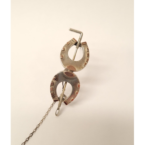 65 - A HORSE SHOE & CROP BROOCH, nice detail in the design with a pair of horseshoes holding a crop betwe... 