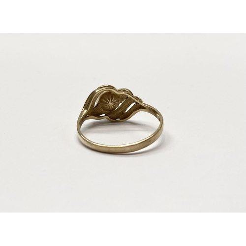 69 - A BEAUTIFUL 9CT YELLOW GOLD PEARL CROSSOVER RING, with central pearl within two tone decorative cros... 