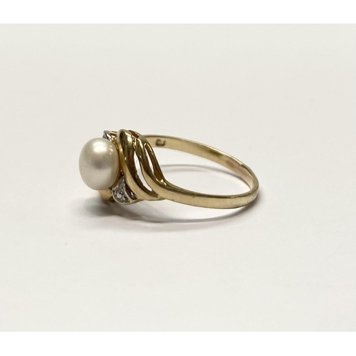 69 - A BEAUTIFUL 9CT YELLOW GOLD PEARL CROSSOVER RING, with central pearl within two tone decorative cros... 