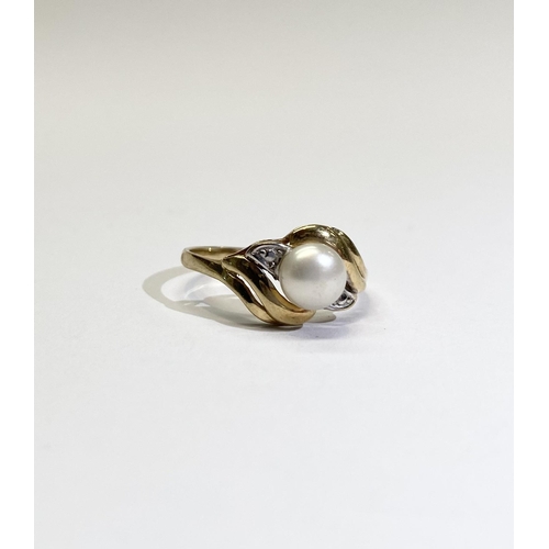 69 - A BEAUTIFUL 9CT YELLOW GOLD PEARL CROSSOVER RING, with central pearl within two tone decorative cros... 