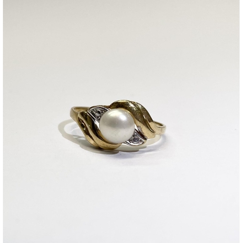 69 - A BEAUTIFUL 9CT YELLOW GOLD PEARL CROSSOVER RING, with central pearl within two tone decorative cros... 