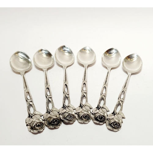 7 - AN EARLY 20TH CENTURY CASED SET OF SILVER ROSE TIPPED TEA SPOONS, each handle with an intertwining r... 