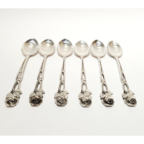 7 - AN EARLY 20TH CENTURY CASED SET OF SILVER ROSE TIPPED TEA SPOONS, each handle with an intertwining r... 