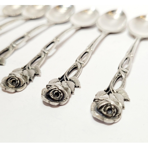 7 - AN EARLY 20TH CENTURY CASED SET OF SILVER ROSE TIPPED TEA SPOONS, each handle with an intertwining r... 