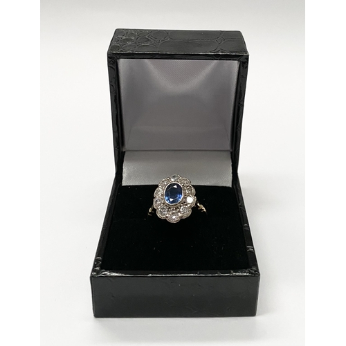 84 - A BEAUTIFUL 18CT YELLOW GOLD SAPPHIRE AND DIAMOND CLUSTER RING, vibrant oval cut bezel set sapphire ... 