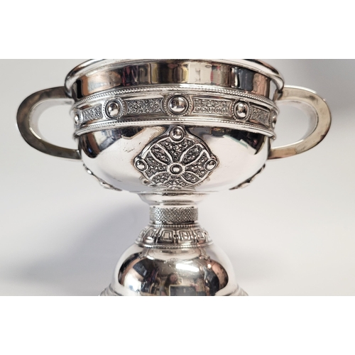 96 - A VERY FINE & MAGNIFICENTLY CRAFTED PIECE OF SILVER WORK BY JAMES DEAKIN & SONS IN THE FORM OF A REP... 