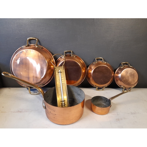 264 - AN EXCELLENT COLLECTION OF VINTAGE COPPER AND BRASS SAUCEPANS, to include two saucepans, four frying... 