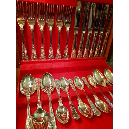 265 - A GOOD 24 PIECE NEWBRIDGE QUEEN’S SILVER PLATED CASED CUTLERY SET, in new condition, complete with o... 