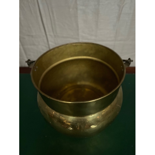 271 - A FINE BRASS LOG/COAL BUCKET, with swing handle, circular base, dimensions: 39cm diameter x 30cm hig... 