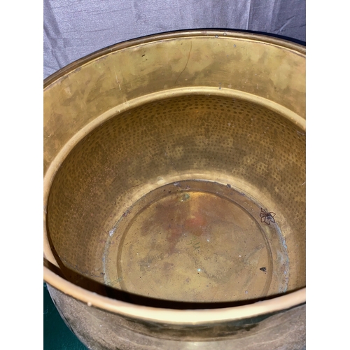 271 - A FINE BRASS LOG/COAL BUCKET, with swing handle, circular base, dimensions: 39cm diameter x 30cm hig... 