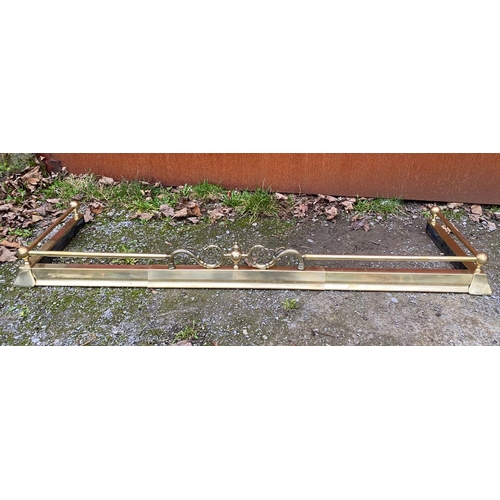 279 - A VERY GOOD POLISHED BRASS FIRE FENDER, with gallery rail to top. Dimensions: 5ft approx.