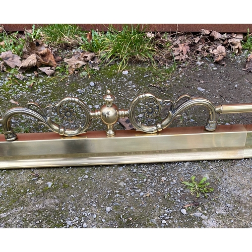 279 - A VERY GOOD POLISHED BRASS FIRE FENDER, with gallery rail to top. Dimensions: 5ft approx.