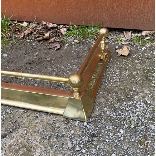 279 - A VERY GOOD POLISHED BRASS FIRE FENDER, with gallery rail to top. Dimensions: 5ft approx.