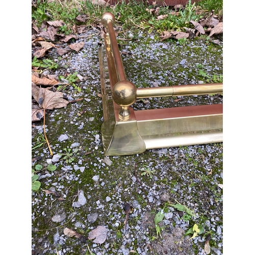 279 - A VERY GOOD POLISHED BRASS FIRE FENDER, with gallery rail to top. Dimensions: 5ft approx.