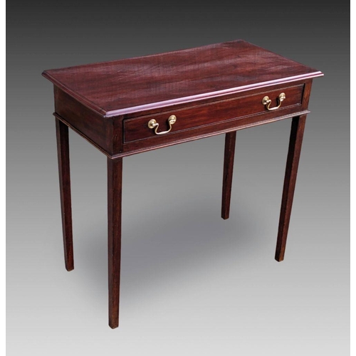 10 - A VERY FINELY CRAFTED GEORGIAN MAHOGANY SINGLE DRAWER CHAMBER TABLE, with a single long drawer that ... 