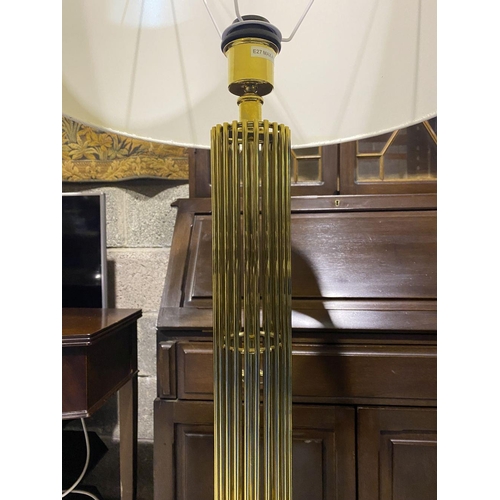 102 - A LARGE GILT BRASS WIREWORK TABLE LAMP, c.1980, on black marble base with an off-white lampshade. Di... 