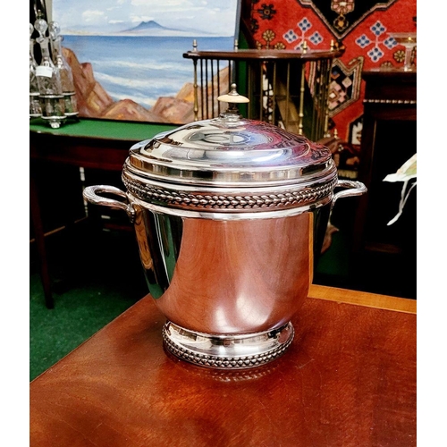 105 - A VERY GOOD QUALITY MID-CENTURY AMERICAN ELECTRO PLATED ICE BUCKET – FROM THE SHEFFIELD SILVER CO. B... 