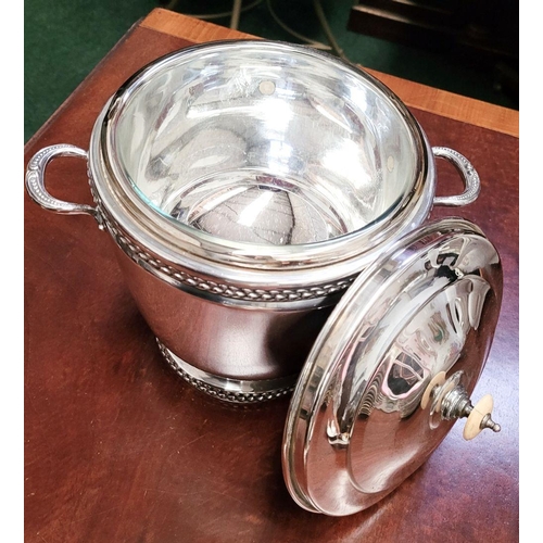 105 - A VERY GOOD QUALITY MID-CENTURY AMERICAN ELECTRO PLATED ICE BUCKET – FROM THE SHEFFIELD SILVER CO. B... 