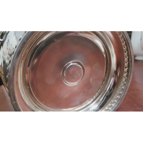 105 - A VERY GOOD QUALITY MID-CENTURY AMERICAN ELECTRO PLATED ICE BUCKET – FROM THE SHEFFIELD SILVER CO. B... 