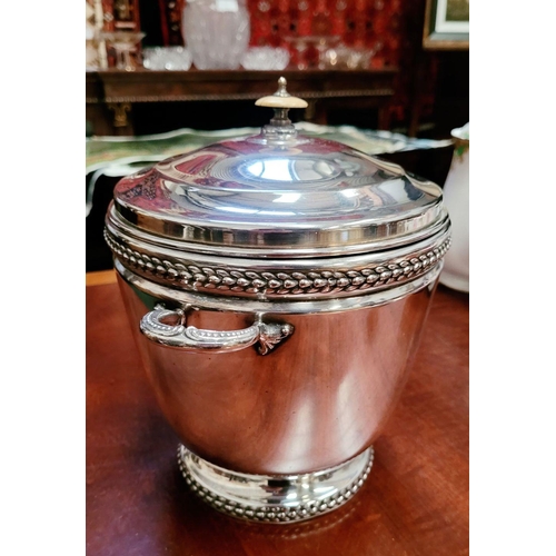 105 - A VERY GOOD QUALITY MID-CENTURY AMERICAN ELECTRO PLATED ICE BUCKET – FROM THE SHEFFIELD SILVER CO. B... 