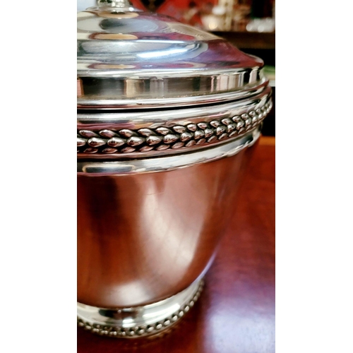 105 - A VERY GOOD QUALITY MID-CENTURY AMERICAN ELECTRO PLATED ICE BUCKET – FROM THE SHEFFIELD SILVER CO. B... 