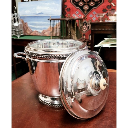 105 - A VERY GOOD QUALITY MID-CENTURY AMERICAN ELECTRO PLATED ICE BUCKET – FROM THE SHEFFIELD SILVER CO. B... 