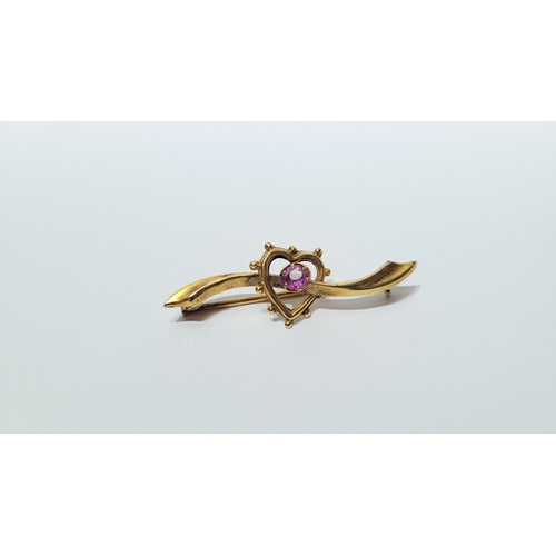 114 - A VINTAGE 9CT YELLOW GOLD PINK TOURMALINE STUD LOVE HEART BROOCH, the central round cut stone is hel... 