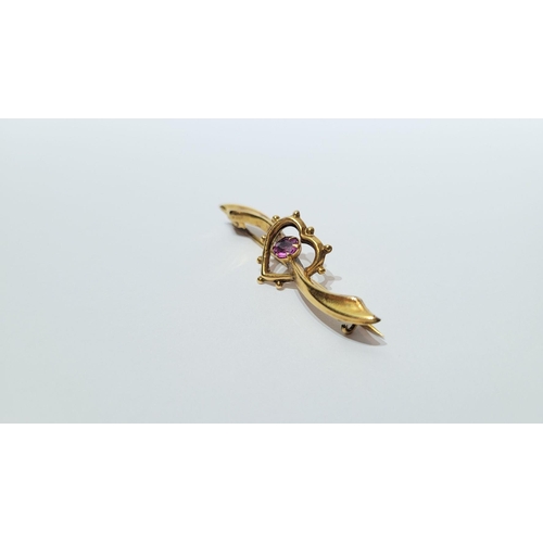 114 - A VINTAGE 9CT YELLOW GOLD PINK TOURMALINE STUD LOVE HEART BROOCH, the central round cut stone is hel... 