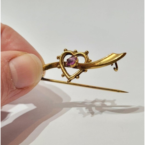 114 - A VINTAGE 9CT YELLOW GOLD PINK TOURMALINE STUD LOVE HEART BROOCH, the central round cut stone is hel... 