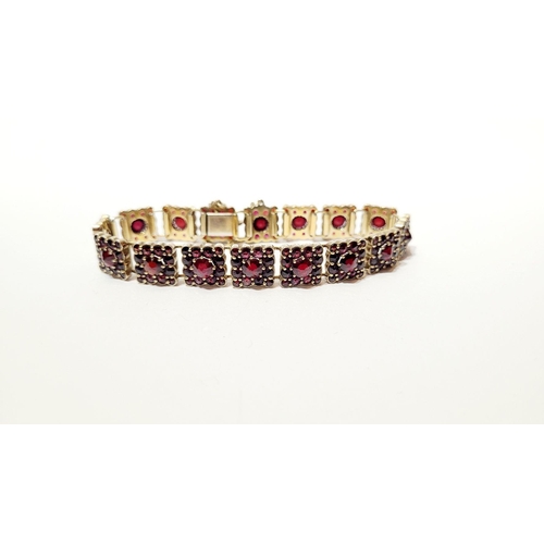 115 - A VERY GOOD QUALITY VINTAGE GARNET STUDDED BRACELET, the sparkle from the garnets is really beautifu... 