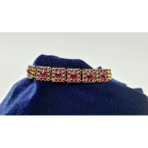 115 - A VERY GOOD QUALITY VINTAGE GARNET STUDDED BRACELET, the sparkle from the garnets is really beautifu... 