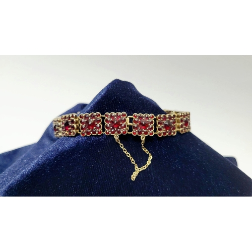 115 - A VERY GOOD QUALITY VINTAGE GARNET STUDDED BRACELET, the sparkle from the garnets is really beautifu... 