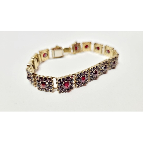 115 - A VERY GOOD QUALITY VINTAGE GARNET STUDDED BRACELET, the sparkle from the garnets is really beautifu... 