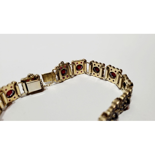 115 - A VERY GOOD QUALITY VINTAGE GARNET STUDDED BRACELET, the sparkle from the garnets is really beautifu... 