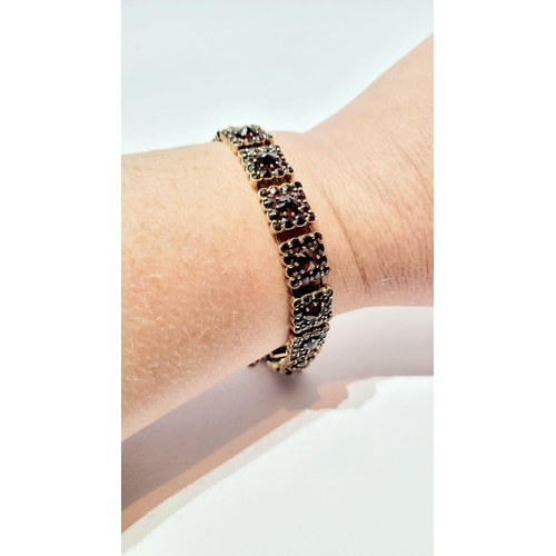 115 - A VERY GOOD QUALITY VINTAGE GARNET STUDDED BRACELET, the sparkle from the garnets is really beautifu... 