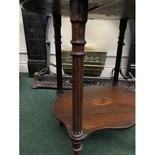 120 - AN EDWARDIAN MAHOGANY OVAL INLAID SIDE/OCCASIONAL TABLE, decorated with bellflower swag inlay to top... 