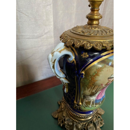 134 - A VERY GOOD QUALITY ANTIQUE BRASS MOUNTED GLAZED COBALT BLUE PORCELAIN TABLE LAMP, the urn shaped bo... 