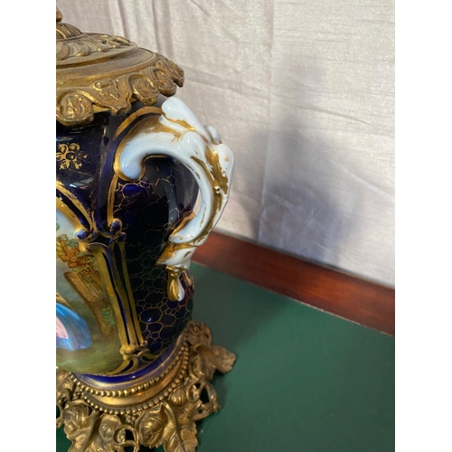 134 - A VERY GOOD QUALITY ANTIQUE BRASS MOUNTED GLAZED COBALT BLUE PORCELAIN TABLE LAMP, the urn shaped bo... 