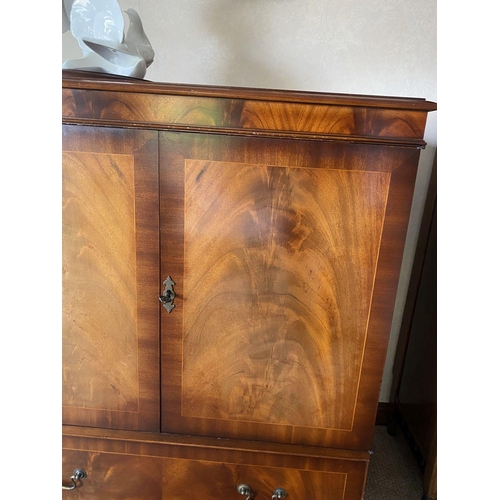 14 - A VERY GOOD FLAME MAHOGANY TWO DOOR CABINET, with crossbanding and inlay to top, two crossbanded inl... 