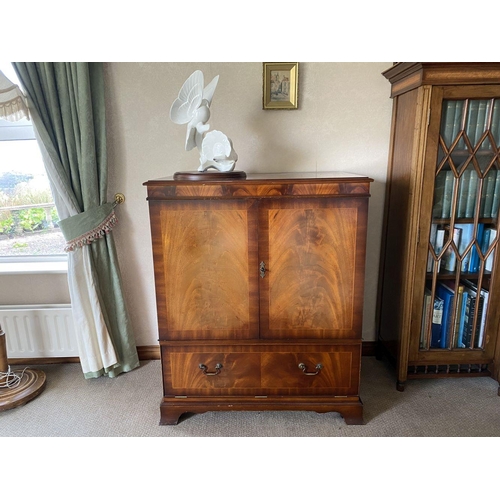 14 - A VERY GOOD FLAME MAHOGANY TWO DOOR CABINET, with crossbanding and inlay to top, two crossbanded inl... 