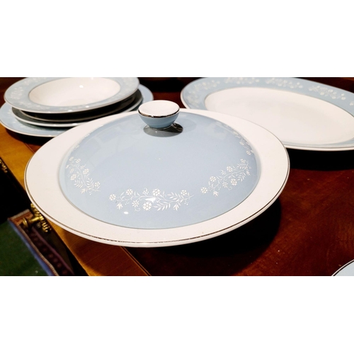 147 - A VERY GOOD W.H GRINDLEY & CO. LTD ‘SATIN WHITE’ DINNER SERVICE: includes; 6 x dinner plate, 6 x sal... 