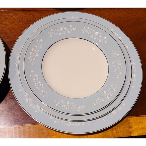 147 - A VERY GOOD W.H GRINDLEY & CO. LTD ‘SATIN WHITE’ DINNER SERVICE: includes; 6 x dinner plate, 6 x sal... 