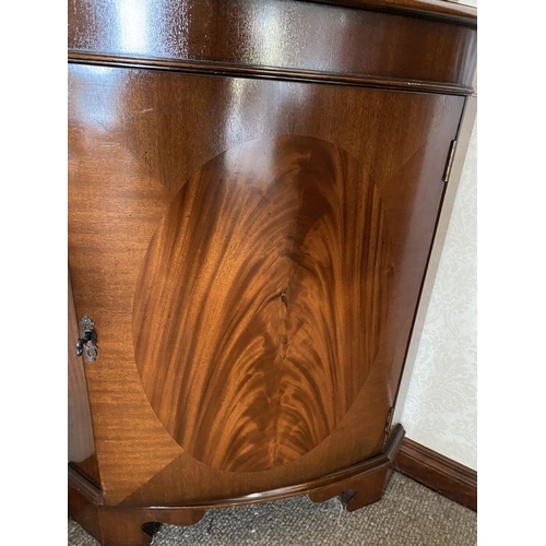 16 - AN EXCEPTIONAL FLAME MAHOGANY BOW FRONTED CORNER CABINET, bow fronted corner cabinet with dentil mol... 