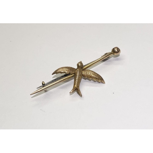 173 - A BEAUTIFUL 9CT YELLOW GOLD SWALLOW BROOCH, with detailed dove to bar brooch, marked 9ct to reverse.... 