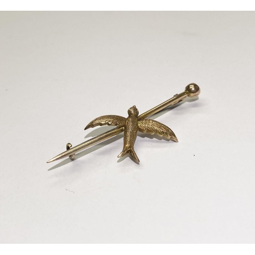 173 - A BEAUTIFUL 9CT YELLOW GOLD SWALLOW BROOCH, with detailed dove to bar brooch, marked 9ct to reverse.... 