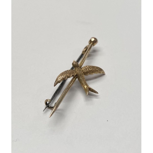 173 - A BEAUTIFUL 9CT YELLOW GOLD SWALLOW BROOCH, with detailed dove to bar brooch, marked 9ct to reverse.... 