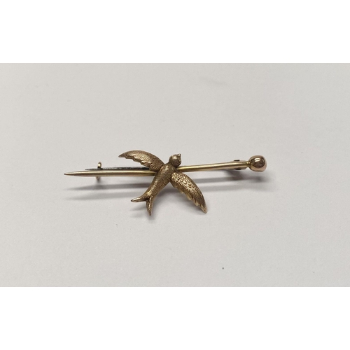 173 - A BEAUTIFUL 9CT YELLOW GOLD SWALLOW BROOCH, with detailed dove to bar brooch, marked 9ct to reverse.... 