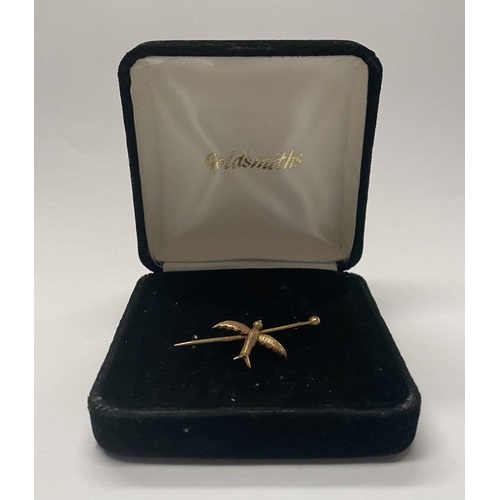 173 - A BEAUTIFUL 9CT YELLOW GOLD SWALLOW BROOCH, with detailed dove to bar brooch, marked 9ct to reverse.... 