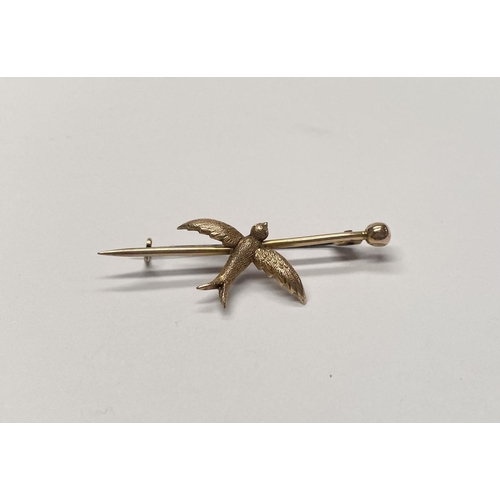 173 - A BEAUTIFUL 9CT YELLOW GOLD SWALLOW BROOCH, with detailed dove to bar brooch, marked 9ct to reverse.... 